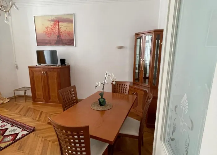 Premium With Free Parking & Shared Balcony Apartment *